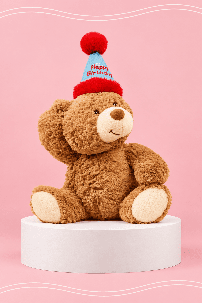 Osito cumpleañero sobre pedestal blanco
